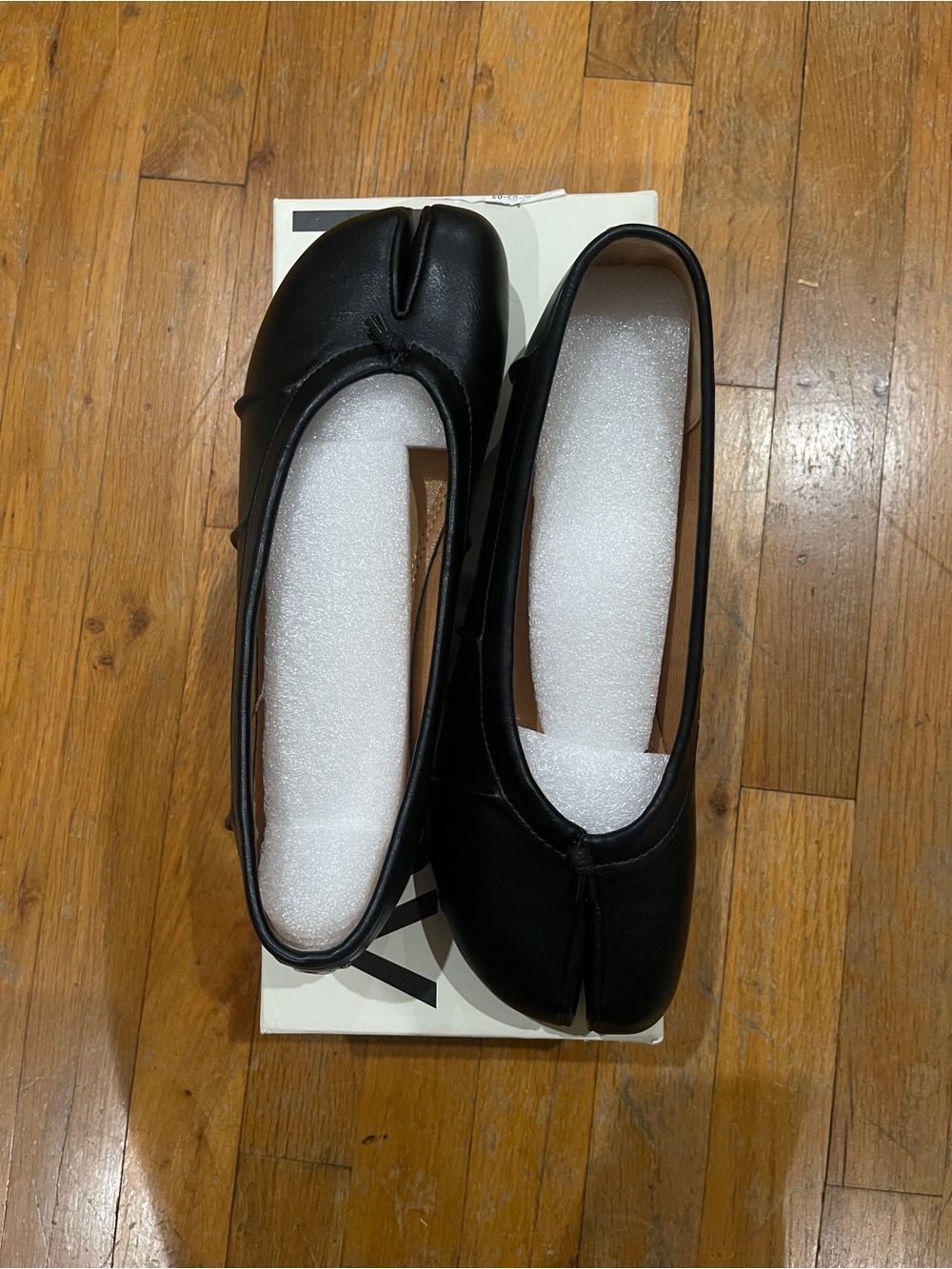Raboesy Classic Black Leather Split-Toe Flats - Women
